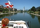 Im Donaukanal zu Wien mit Blick auf das von Friedensreich Hundertwasser entworfene Fernheizwerk Spittelau : Andrea Horn